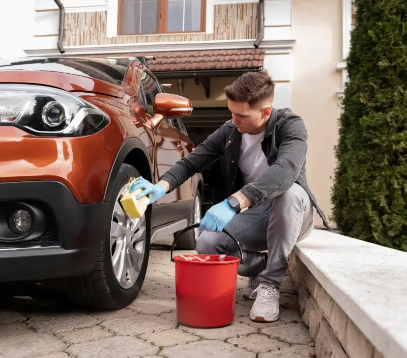 Lavage auto à domicile Salies-de-Béarn : professionnel intervenant sur un véhicule